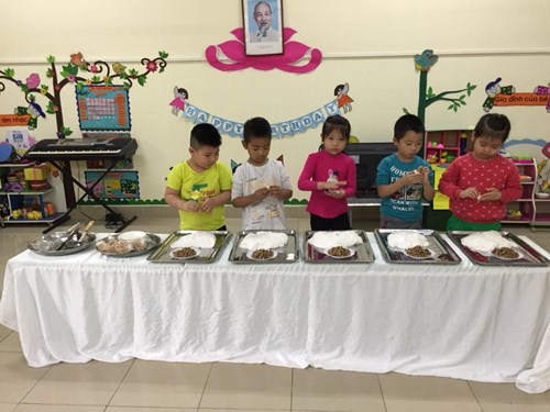 Các bé Trường mầm non Long Biên cùng nhau làm bánh trôi trong ngày Tết Hàn thực